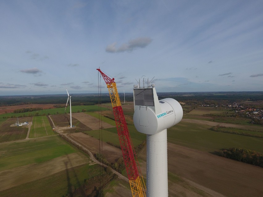 Rok 2019, ostatni etap budowy wiatraków koło Barwic