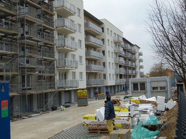 Budowa bloku Hubalczyk na osiedlu Przytorze w Bełchatowie powoli dobiega końca