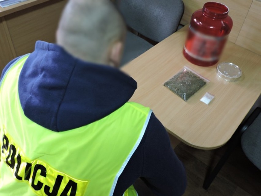 Policjanci znaleźli narkotyki w trackie przeszukania