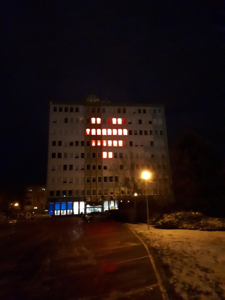 Wielkie czerwone serce na urzędzie miasta w Zielonej Górze. Tak Zielona Góra oddaje hołd prezydentowi Gdańska [WIDEO]