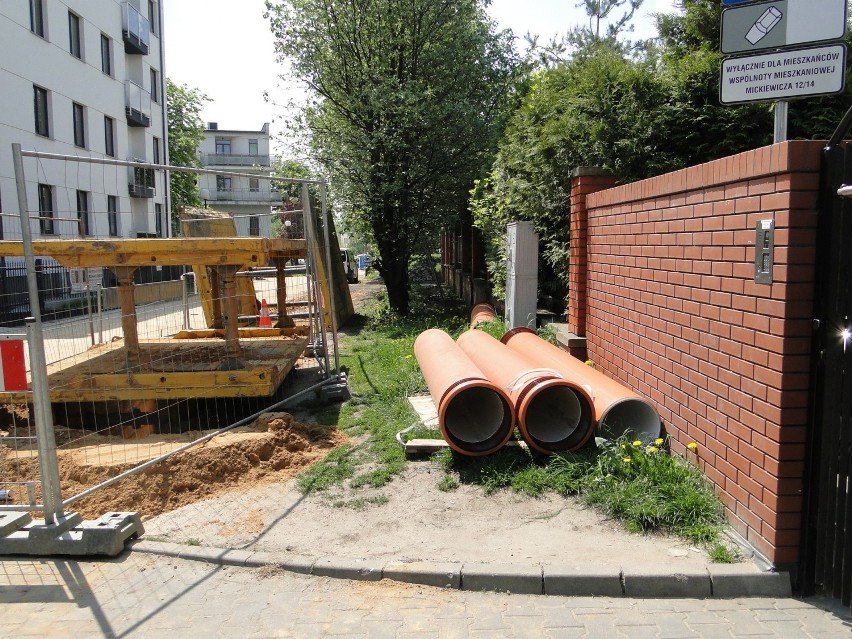 Na ulicy Prusa w Radomiu prowadzone są wykopy. Wymieniają rury kanalizacji burzowej i sanitarnej