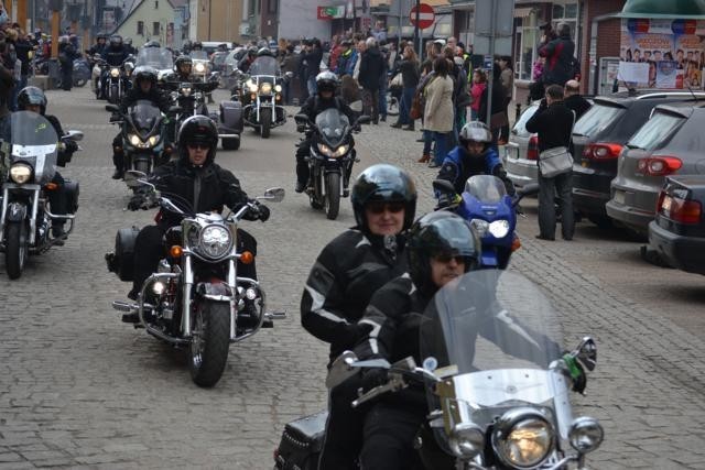 Rozpoczęcie sezonu motocyklowego. Najpierw modlitwa i święcenie, a później parada ulicami Bytowa