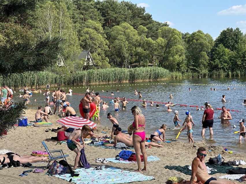 Ośrodek Wawrzkowizna koło Bełchatowa odwiedzany przez turystów. Kusi przede wszystkim plaża i woda FOTO, VIDEO