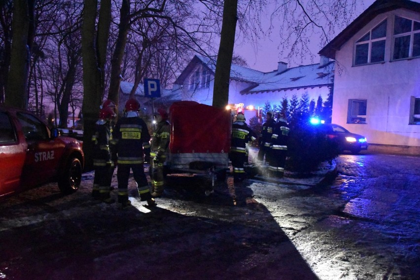 Pożar hospicjum przy ul. Strzeleckiej w Chojnicach 6.01.2020. Cztery osoby nie żyją. Ewakuowano pracowników i podopiecznych [zdjęcia]