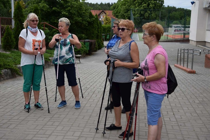 W Skokach odbył się pierwszy marsz z kijkami dla osób 50+