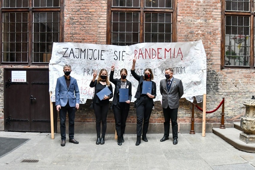 Kolejny symbol Strajku Kobiet trafił do zbiorów Muzeum Gdańska. To transparent wyrażający sprzeciw gdańszczan wobec wyroku TK