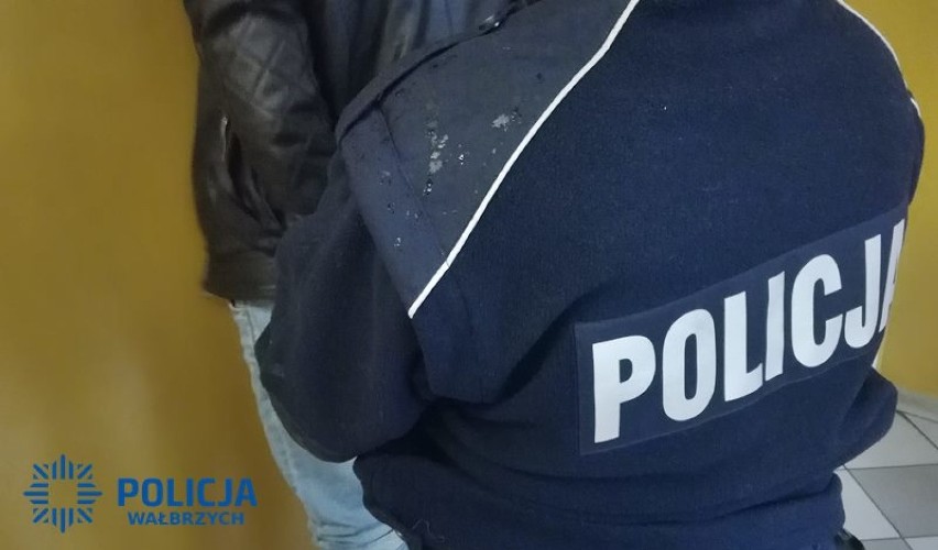 Policjanci z Wałbrzycha zatrzymali 24-letniego mężczyznę, który napadł na dziecko