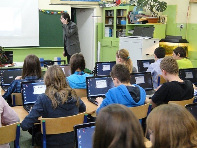 Radlin: Program &quot;Cyfrowa szkoła&quot; już ruszył. Dzieci korzystają z laptopów, zamiast książek