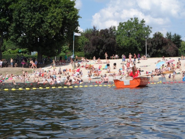 Śrem: tłumy na plaży nad jeziorem Grzymisławskim. Sukces wypożyczalni kajaków [ZDJĘCIA]