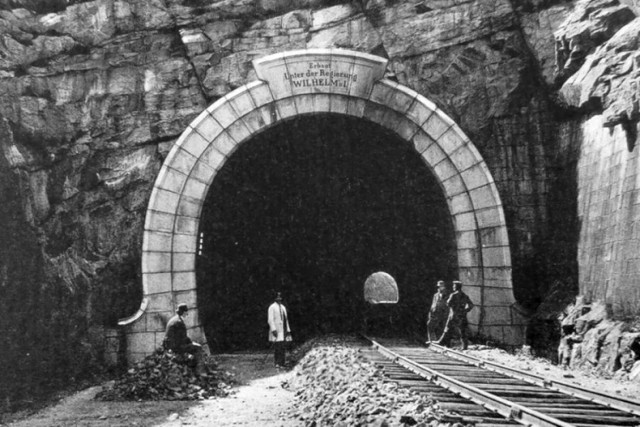 Wyjątkowa fotografia przedstawiająca wylot nieistniejącego tunelu pod Brzezinką tuż po jego uruchomieniu. fot. August Leisner - węższy kadr.