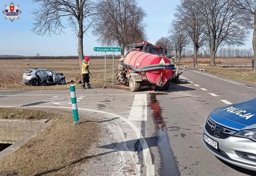 Janów Lubelski. Zderzenie auta z traktorem. Dwie osoby trafiły do szpitala