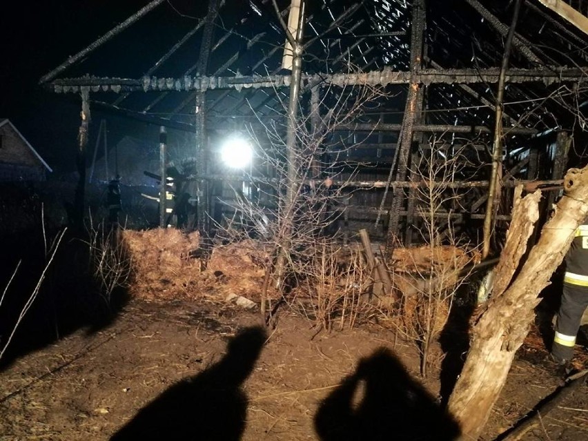 W Skomlinie spłonęła stodoła. Strażacy uratowali budynek mieszkalny [FOTO]