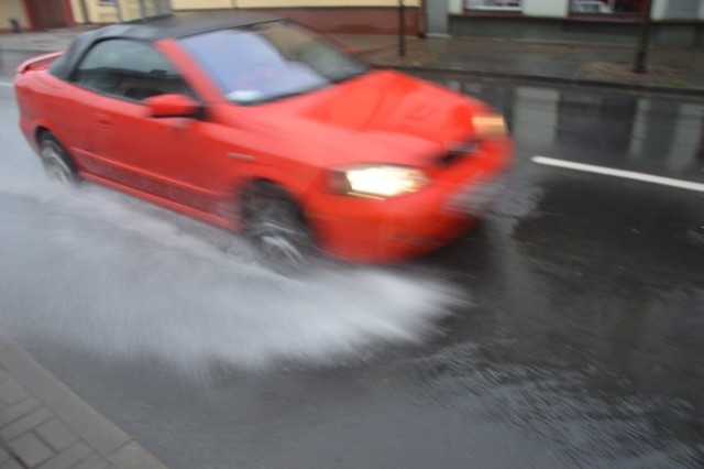 Czy niewielki deszcz w Zduńskiej Woli wystarczy, by niektórzy kierowcy tracili rozum?