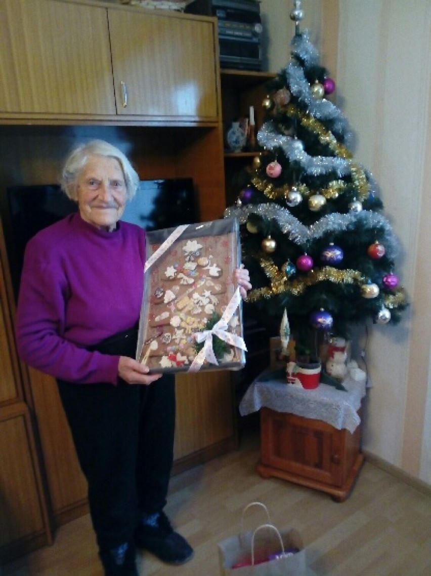 Do seniorów z gminy Stara Kiszewa trafiły świąteczne prezenty [ZDJĘCIA]