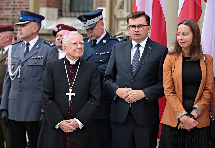 Godzina "W" w Krakowie. Mieszkańcy oddali hołd Powstańcom Warszawskim [ZDJĘCIA]