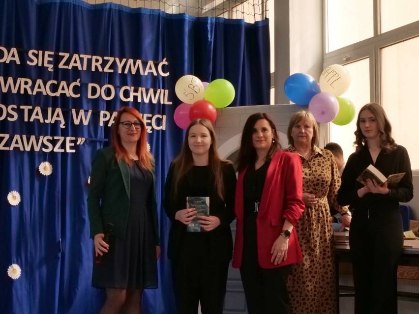 Zakończenie szkoły maturzystów z ZSCKR w Dobryszycach