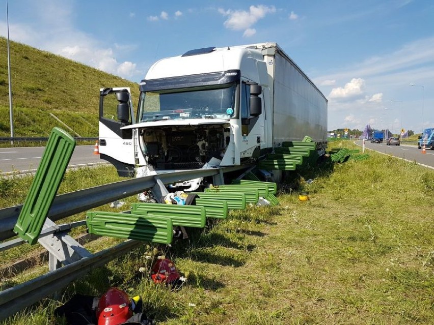 Ciężarówka na autostradzie A1 uderzyła w barierki