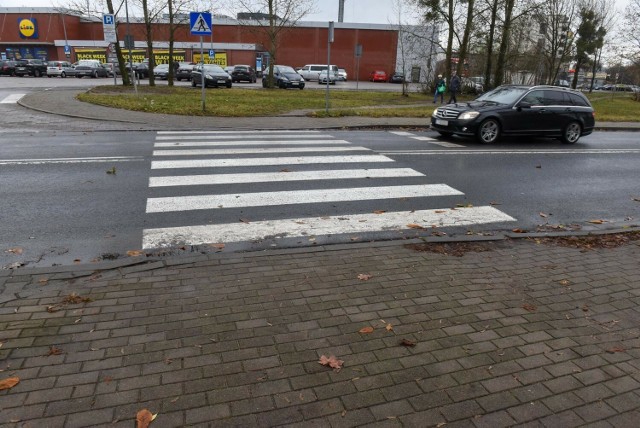 Do tragicznego w skutkach wypadku na tym przejściu dla pieszych przy ul. św. Józefa w Toruniu w środę, 22 listopada. Nagranie z monitoringu jest wstrząsające.