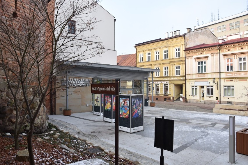 Obecnie mieszkańcy mogą z zewnątrz oglądać oryginalne,...