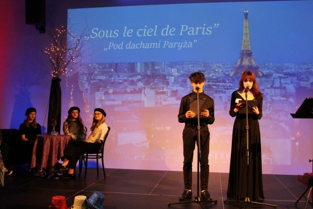 Młodzież ze "Staszica" przygotowała piękne przedstawienie w językach polskim i francuskim.