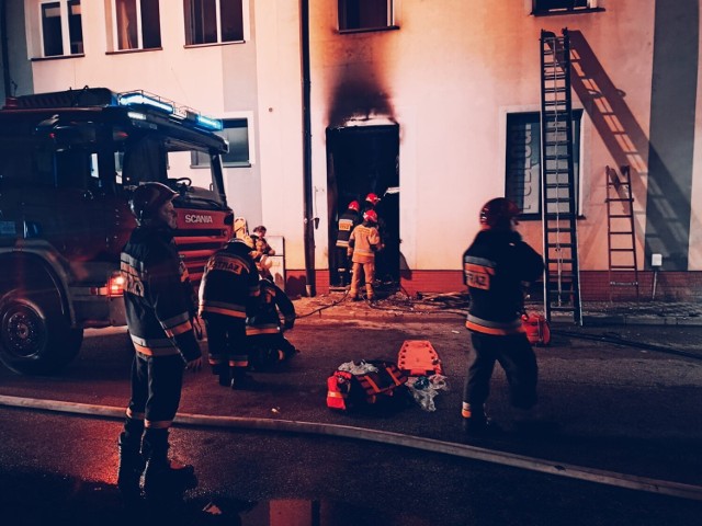 Przy ul. Przemysłowej w Tarnowie działało ponad 70 strażaków. Z budynku ewakuowano 10 osób, które zostały ranne