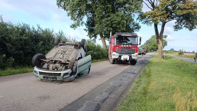 Do dachowania na drodze powiatowej Lichnowy-Nowy Staw doszło we wtorek (25 lipca) tuż przed godz. 7.