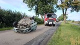 Wypadek w gminie Lichnowy. Samochód dachował, bo kierująca dosłownie na chwilę zasnęła? To wstępne ustalenia