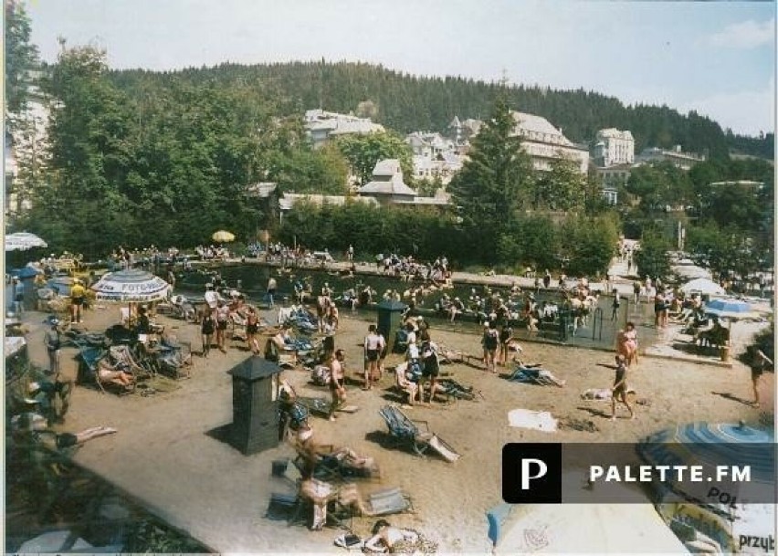 Kultowy basen przy Pułaskiego w Krynicy-Zdroju kiedyś ściągał tłumy. Teraz jest ruiną, ale z szansą na remont. Zobacz archiwalne zdjęcia