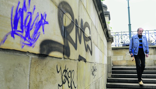 Grafficiarze zostawili na historycznych murach i barierkach swe podpisy
