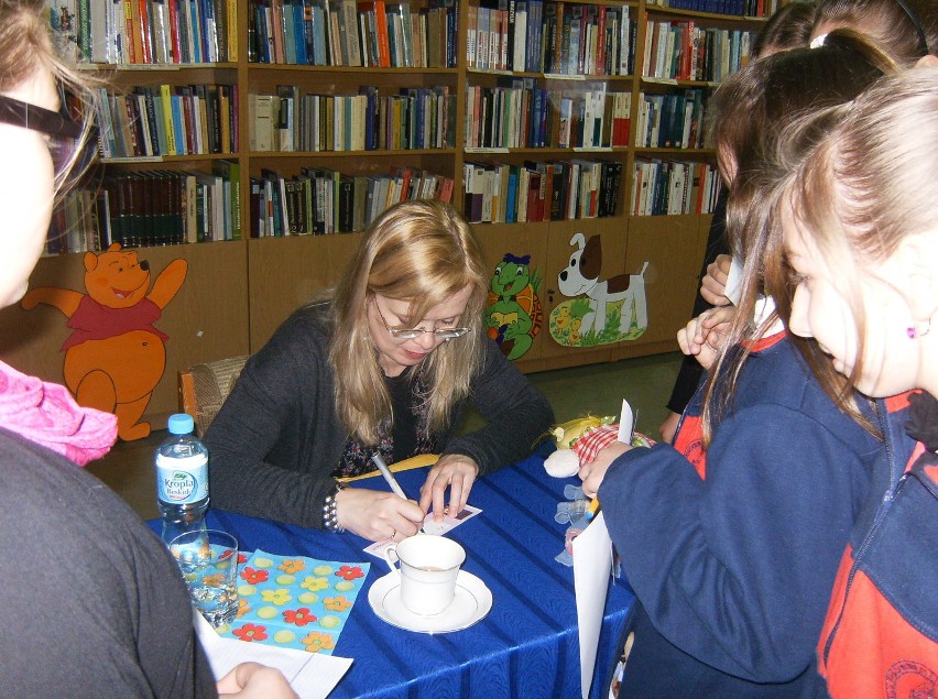 Beata Ostrowicka podpisuje książki