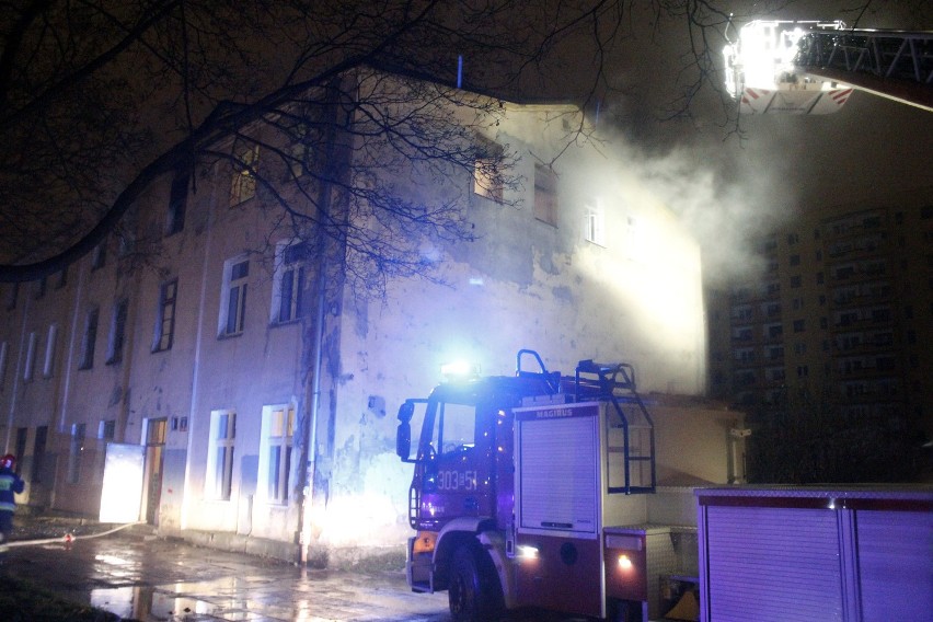 Ok 2:00 w nocy 21 grudnia doszło do pożaru kamienicy przy Placu Zwycięstwa w Łodzi