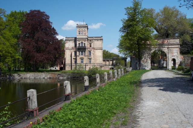 Pałac o powierzchni 5 000 m2 na 6,7 ha (park , starodrzew dębowy, dwa stawy o łącznej powierzchni
2 ha, sad owocowy, strumyk, las).
Pałac powstał w XVII w., pow. zabudowy ok. 1000m2, użytkowa 3270 m2, siedem kondygnacji z wieżą oraz suterena z piwnicami, wpisany do rejestru zabytków, 
w trakcie remontu.
CENA: 2.000 000 zł