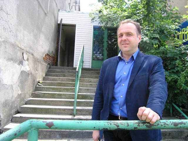 Tomasz Czubek przed wejściem do dawnego kina "Marzenie". Miejsce czeka na remont