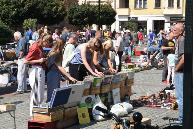 W Toruniu od kilku lat w każdą pierwszą sobotę miesiąca od kwietnia do października odbywa się pchli targ. Na rynku Nowomiejskim można sprzedać, kupić, wymienić używane przedmioty, pamiątki, odzież. W sobotę interesy na Rynku Nowomiejskim można ubijać w godzinach 10-17.