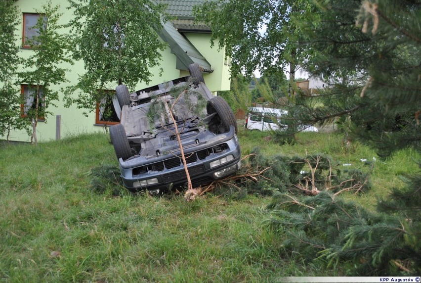 Wypadek w Tobołowie. Pijana 20-latka dachowała autem [zdjęcia]