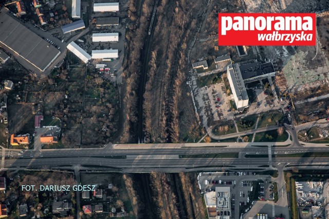 Okolice 65 km linii kolejowej z Wrocławia do Wałbrzycha, gdzie ma być rzekomo zakopany „złoty pociąg”