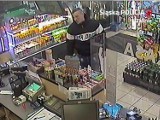 Zabrzańska policja poszukuje podejrzanego o uszkodzenie ciała mężczyzny przy kasie sklepowej