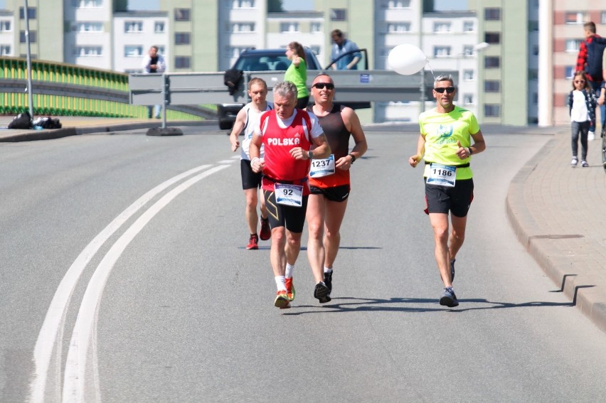 9. Maraton Opolski. Start i meta głównego biegu znajdują się...