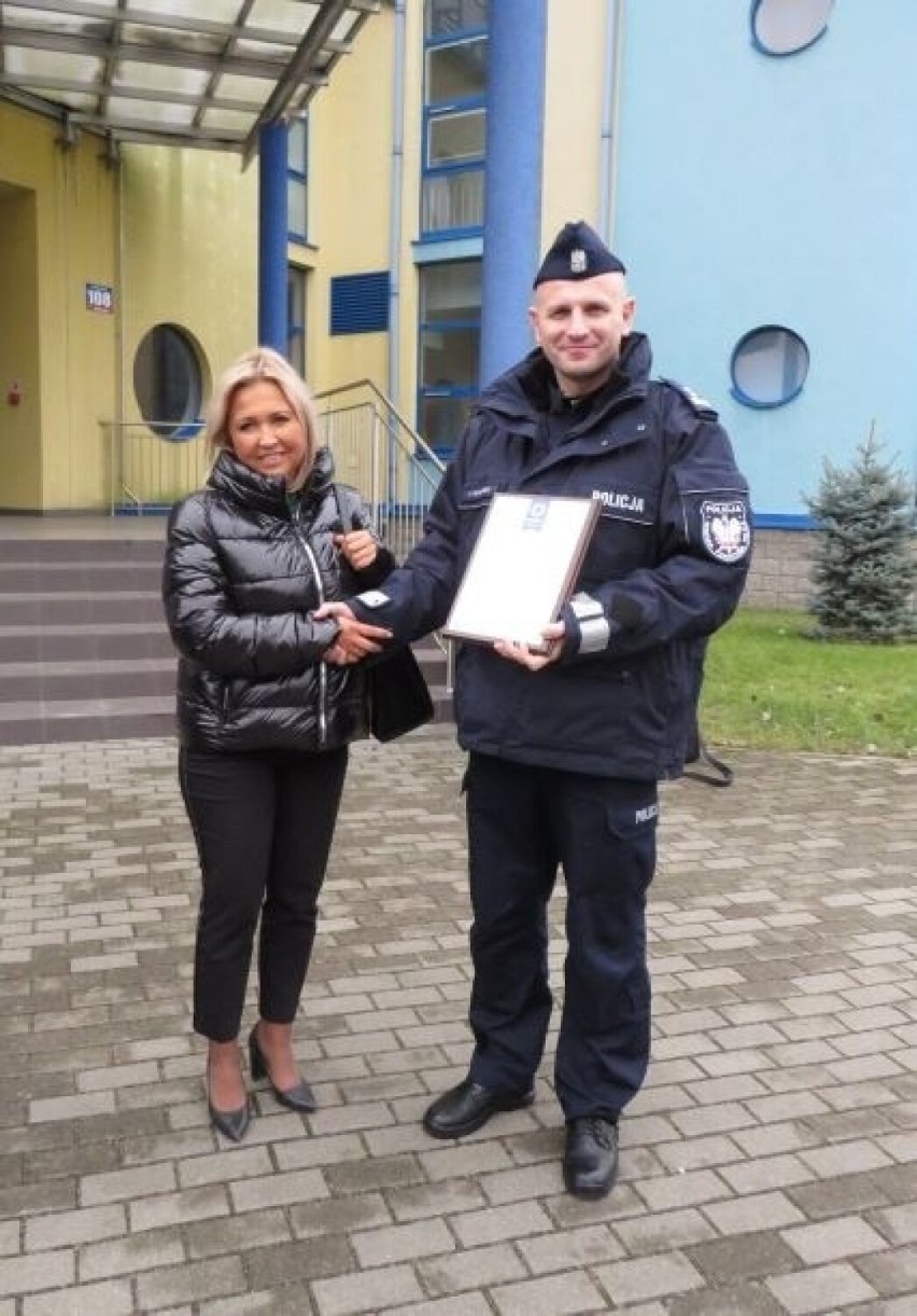 Komenda policji w Grójcu otrzymała nowy radiowóz. Samochód jest warty prawie 200 tysięcy złotych