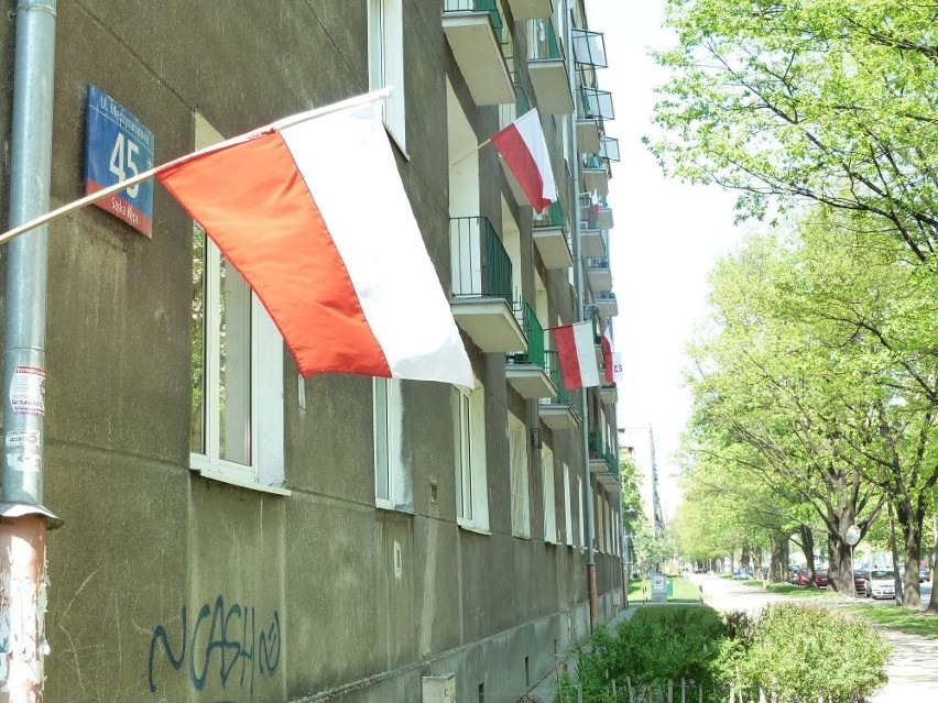 Mieszkańcy Warszawy chętnie wywieszali flagi na 3 Maja [ZDJĘCIA]