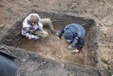 Historycy i archeolodzy chcą zajrzeć do grobowca Wybickiego w Brodnicy. Pierwsze prace już się odbyły, wkrótce kamera podejrzy więcej