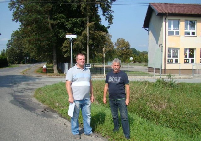 Sołtys Bobrka Tomasz Szostek (od lewej) i radny miejski w Chełmku Władysław Wiśniowski podkreślają, że starania o modernizację ul. Nadwiślańskiej trwają od kilku lat