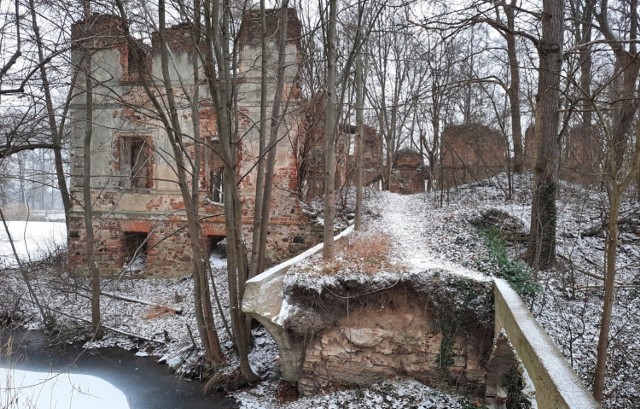 Dwór w Mirocinie Górnym straszy. Tak prezentuje się na zdjęciach, choć z widokiem na żywo nie ma porównania.