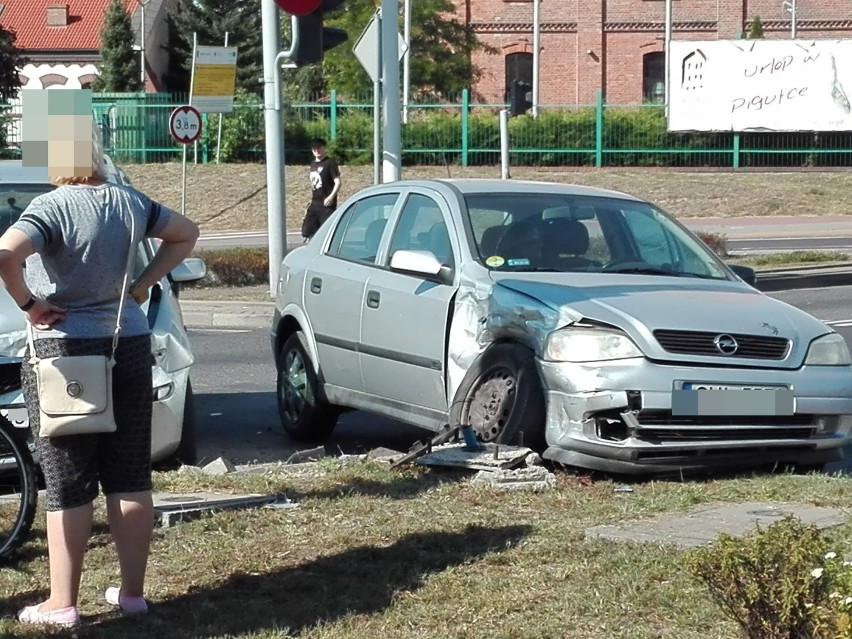 Zderzenie mazdy z oplem na skrzyżowaniu ul. Okrzei - Kapitulna we Włocławku [zdjęcia, wideo]