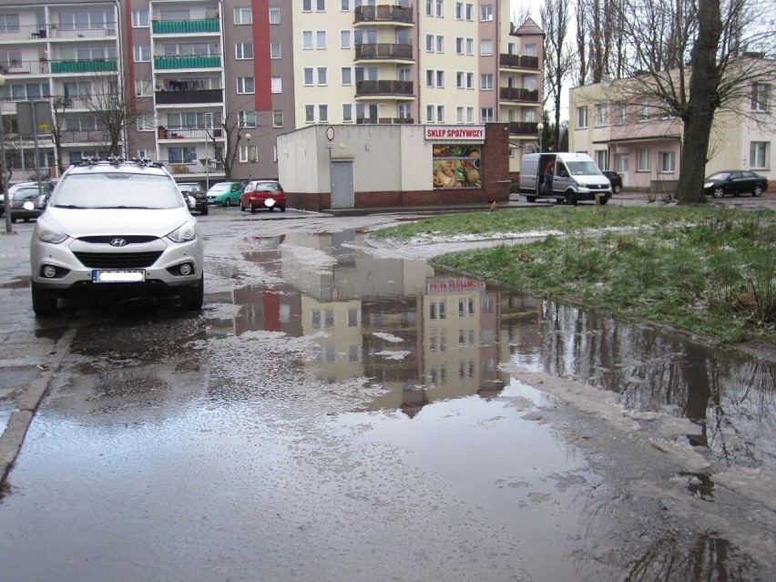 Opady powodują utrudnienia w ruchu drogowym na ulicach...