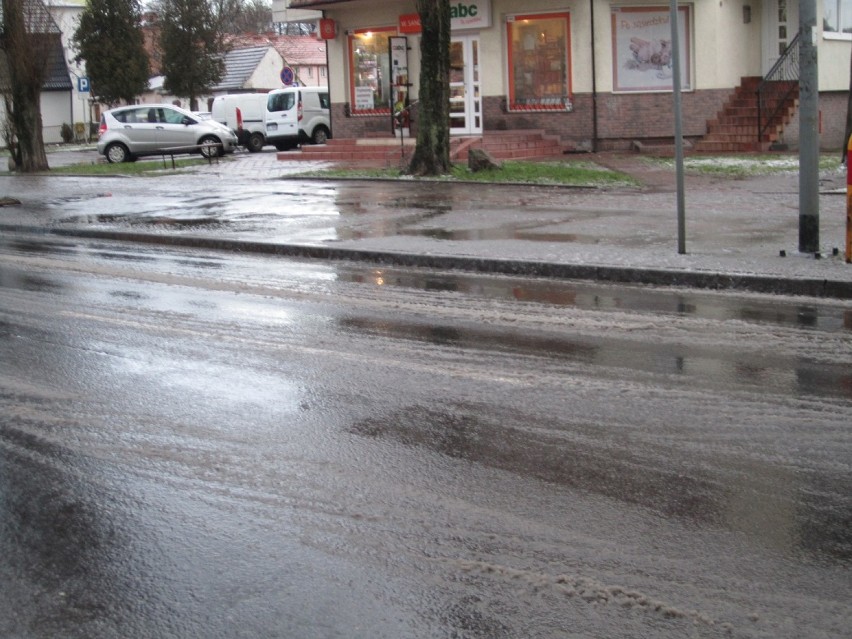 Opady powodują utrudnienia w ruchu drogowym na ulicach...