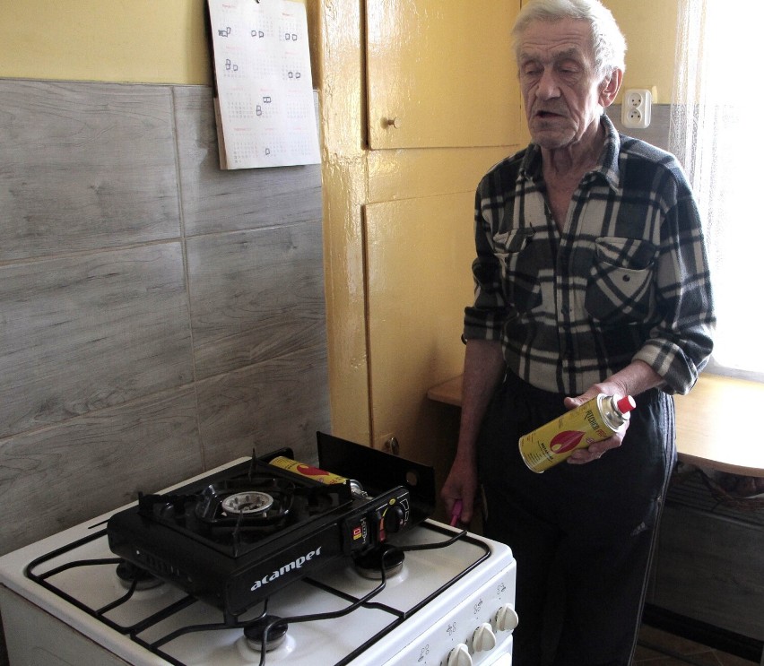 W mieszkaniu 74-letniego Ryszarda odcięto gaz. Zakręcono...