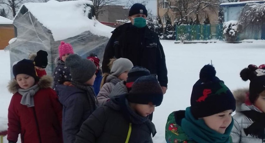 Bezpieczna zabawa zimową porą. Policjanci z Radomska uczą, jak się zachowywać