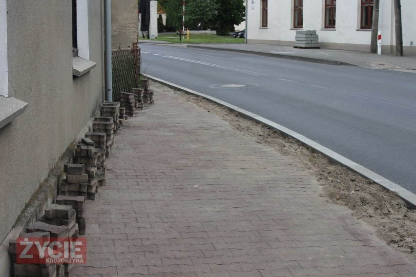 Wymiana krawężników w Starym Kobylinie zakończona. Teraz pora na ul. Krotoszyńską w Kobylinie [ZDJĘCIA]