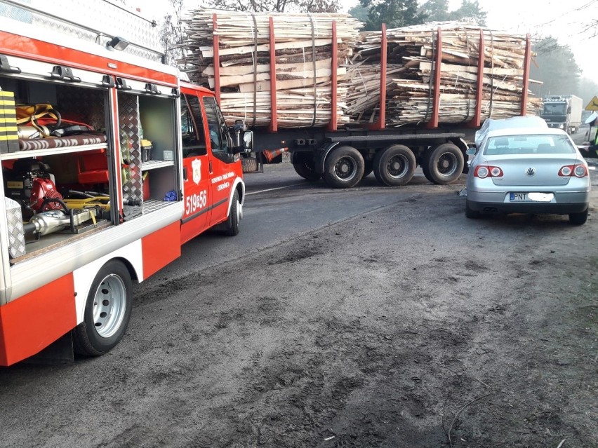 Volkswagen zderzył się ciężarówką do przewozu drewna [FOTO]